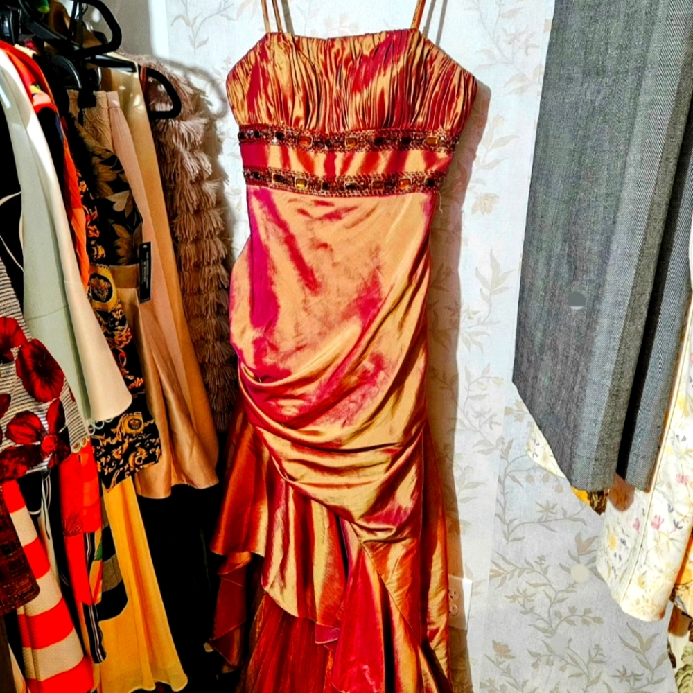 Evening style gown. - Picture 2 of 2